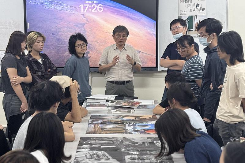 南大視設系講座中，游本寬說明AI時代下影像不只是紀錄，更是思維建構的媒介。