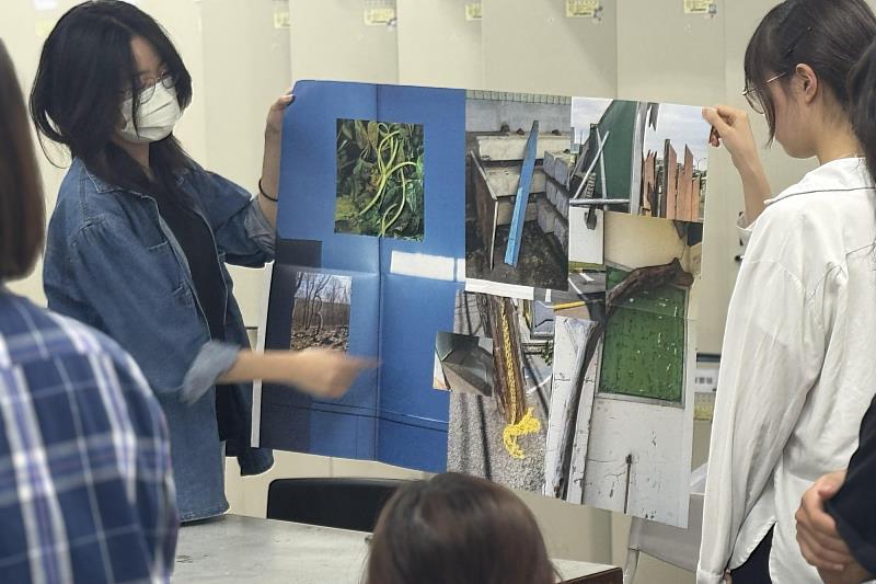 南大同學專注觀看投影中的《拾像圖》影像內容，從構圖與編排中思索影像「虛」「實」之間的關係。