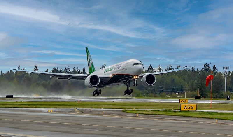 長榮航空、長榮空運倉儲與長榮航勤繼今年年初取得國際航空運輸協會CEIV  Lithium Batteries（鋰電池），再獲Fresh（生鮮貨物）及Live Animals（活生動物），成為全球少數能在航空公司、貨運倉儲及地面服務3大領域，同步取得3項認證的航空集團。