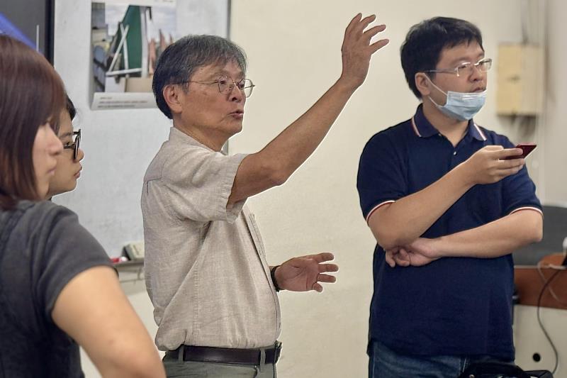 南大視覺藝術與設計學系邀請攝影家游本寬蒞臨分享《拾像圖》創作理念，從AI世代影像生成談攝影的「虛」與「實」。