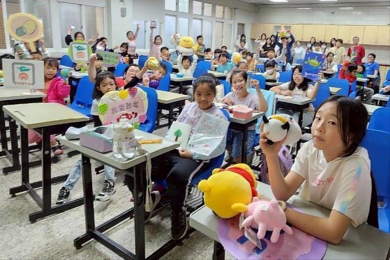 南大聯電課輔中心二手惜物交換現場，學童仔細挑選所需文具與喜愛的黏土，開心帶回實用好物。