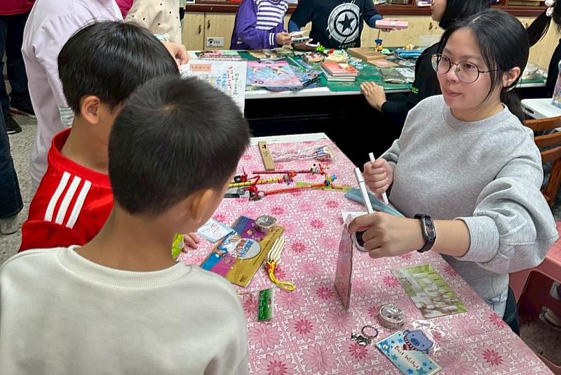 南大聯電課輔中心舉辦二手惜物交換愛心發票活動，孩子們在歡樂的兌換過程中體會惜物與分享。