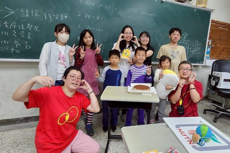 南大聯電課輔中心為11月壽星舉辦慶生活動，學童在祝福歌聲中感受滿滿關懷與溫暖。