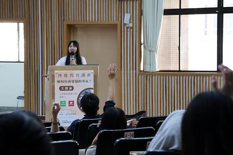 臺南大學博雅教育講座現場，學生踴躍參與提問互動，展現對心理成長與生活議題的高度關注。