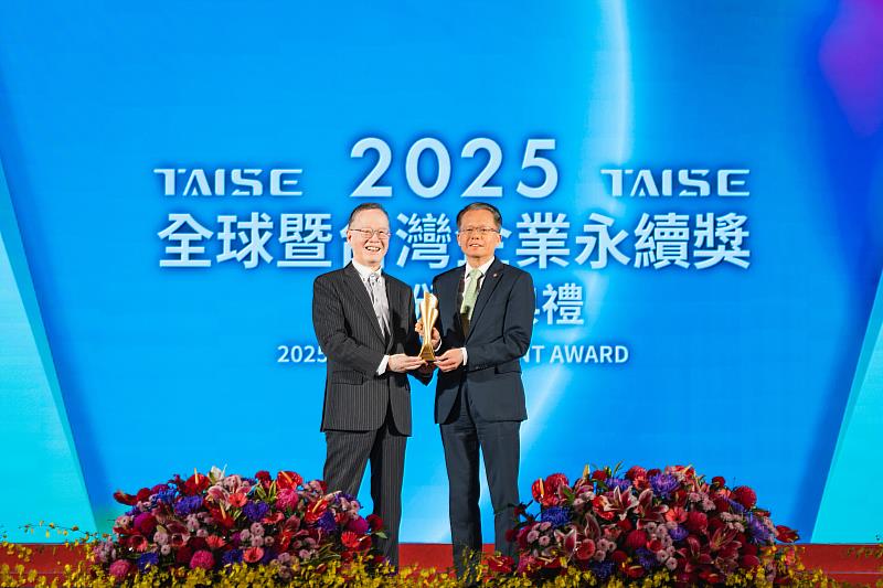 長榮航空11月26日於財團法人台灣永續能源研究基金會主辦之「2025第8屆全球企業永續論壇暨聯合頒獎典禮」中,獲頒「全球企業永續獎(GCSA)」《永續報告書獎-銀獎》及「台灣企業永續獎(TCSA)」《永續綜合績效類-台灣百大永續典範企業獎》等7項大獎,由財團法人台灣永續能源研究基金會董事長簡又新大使(左)頒獎給長榮航空孫嘉明總經理(右)。