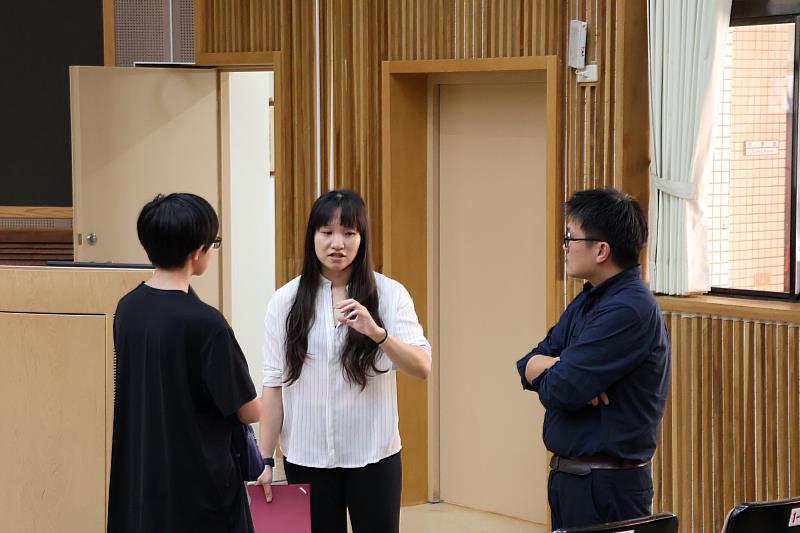 南大博雅講座結束後，學生主動向王雅涵心理師請益，延續講座中對生活與心理調適的深入交流。