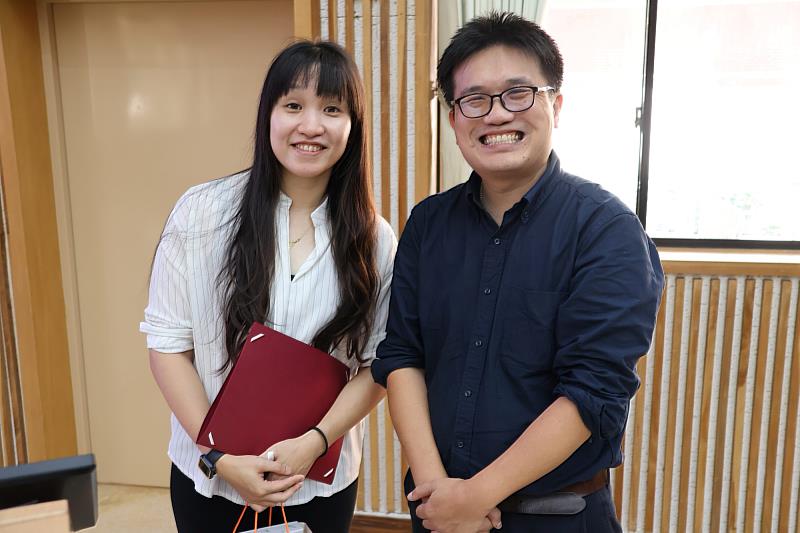 南大博雅講座由授課教師吳明錡代表頒發感謝狀，感謝王雅涵心理師蒞校分享心理調適與生活實踐的經驗。