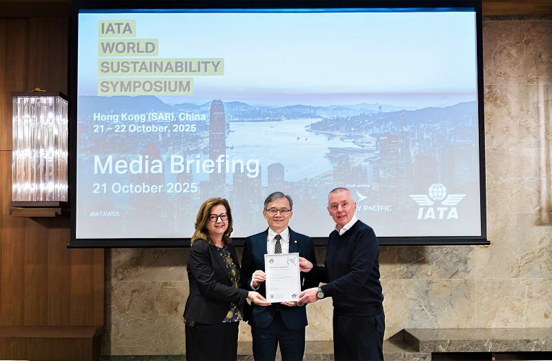 長榮航空今年在永續經營的道路上再創里程碑,於10月份獲得國際航空運輸協會(IATA)「永續採購」(Sustainable Procurement- SP)認證,成為全球唯二、亞洲第一家榮獲此項認證的航空公司。