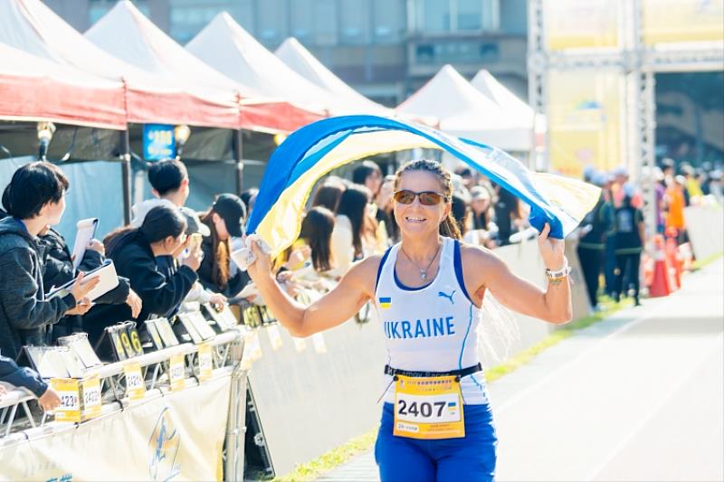 烏克蘭選手奧萊娜．舍甫琴科在最後倒數計時身披國旗。