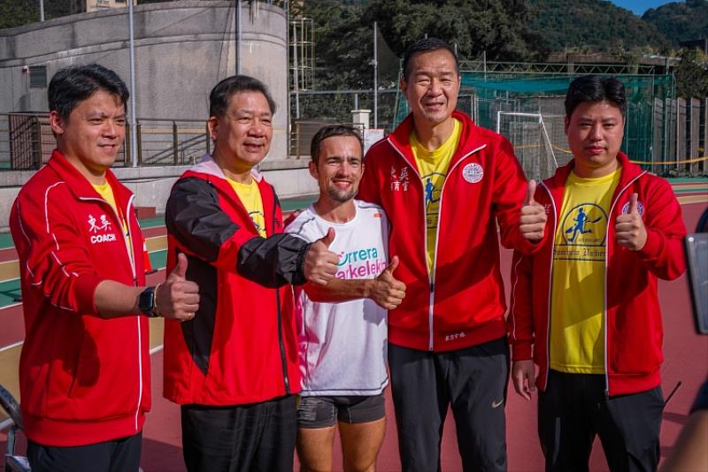 東吳超馬賽事西班牙選手伊凡．羅培茲（中）跑出261.702公里，拿下冠軍，東吳詹乾隆校長（左2）、超馬東方介德執行長（右2）於第一時間恭賀。