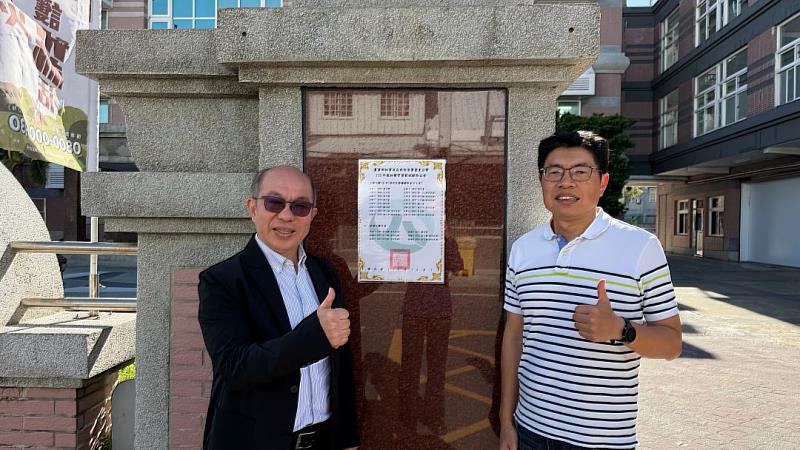 在主辦甄試的人事室蘇俊銘主任陪同下，由臺東分署吳昌祐分署長親自在分署門口張貼錄取公告。