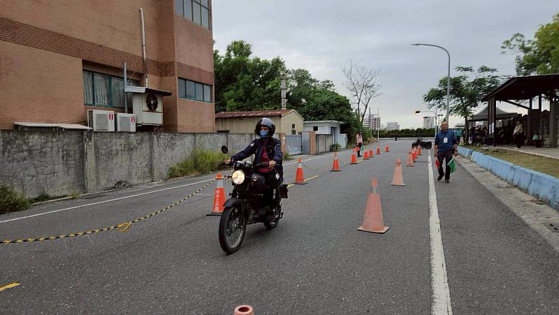 第1階段術科騎乘檔車測驗。