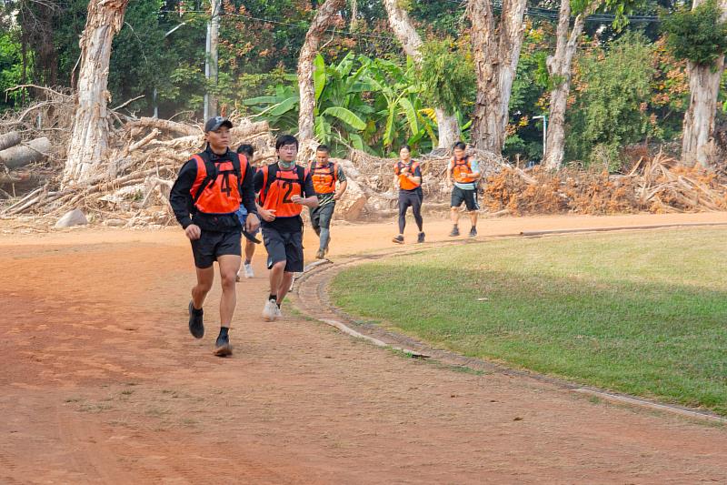 負重跑走1500公尺，確認考生均有足夠體能因應執行巡護工作。