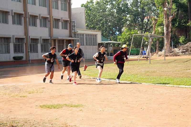 女性考生亦展現優秀體能，負重20公斤於時限內完成測驗。