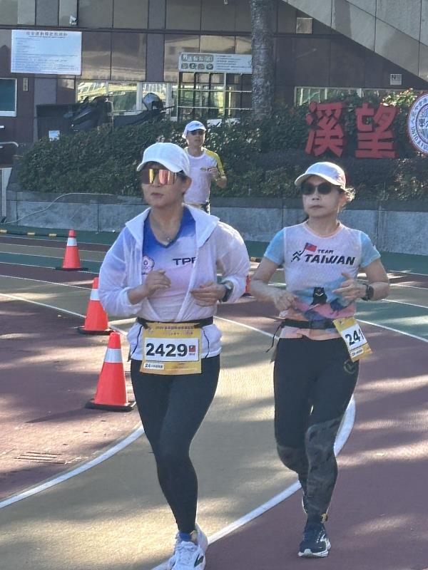 前排左起：台灣選手林捷如、亞洲6日賽紀錄保持者台灣選手黃筱純。