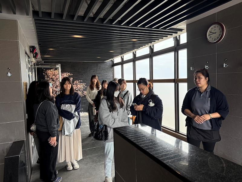 煙波大飯店花蓮館同仁介紹三溫暖設施。