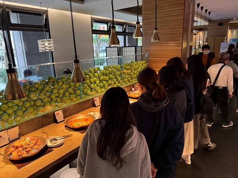 觀遊系同學參觀飯店自助餐廳及餐檯菜色。