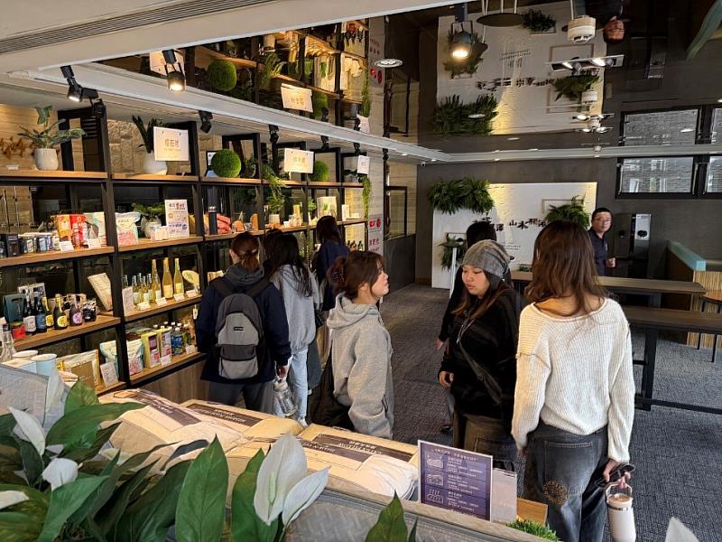 觀遊系同學參觀飯店禮品陳列部門。