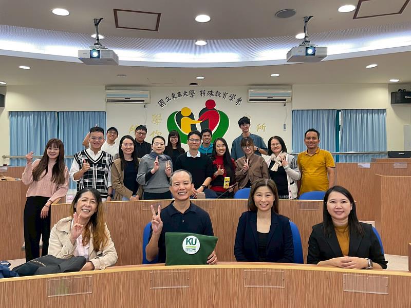 泰國農業大學教師與活動參與者合影。