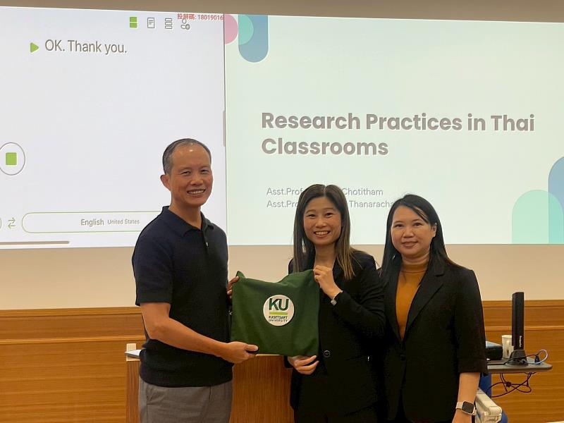 張德勝教授代表與對方互贈交流禮品。