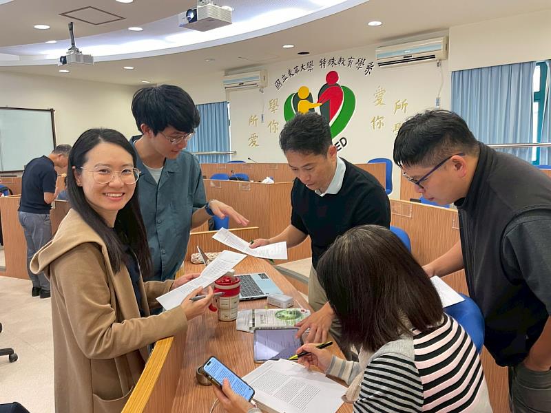 課堂參與者分組討論泰國研究案例類型。