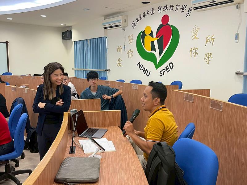 印尼博士生與泰國講師課間提問與回應。