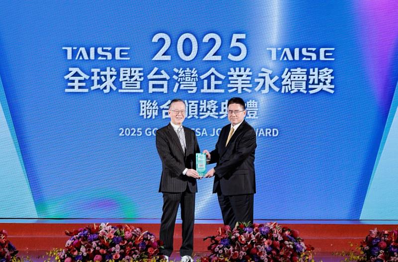 凱基銀行榮獲台灣企業永續獎氣候領袖獎肯定，由台灣永續能源研究基金會董事長簡又新頒獎，凱基銀行副總經理王志欽（右）代表領獎。