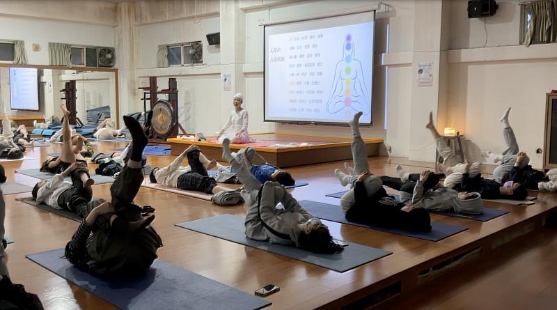 瑜珈體位法練習。