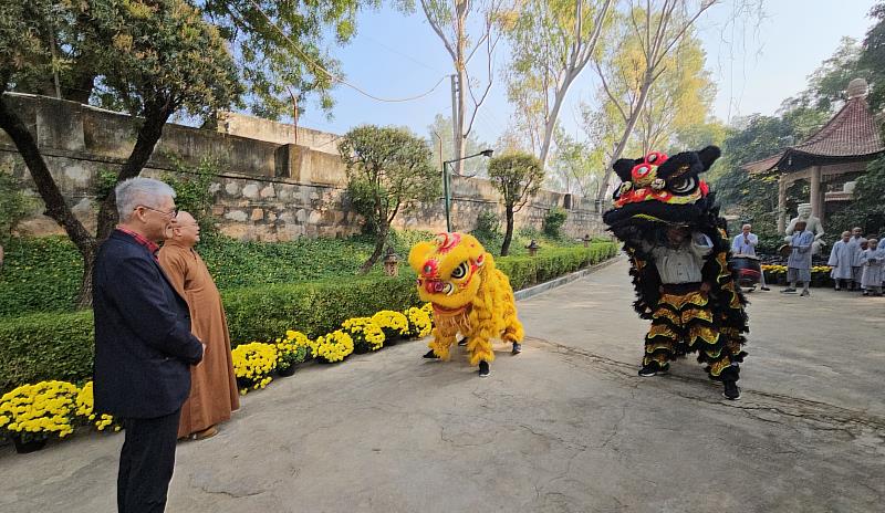南華大學高俊雄校長率團訪印度沙彌學園，沙彌學園以舞獅表演迎賓。