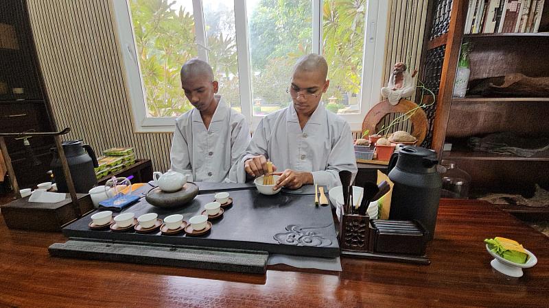 南華大學高俊雄校長率團訪印度沙彌學園，印度沙彌展現茶道。