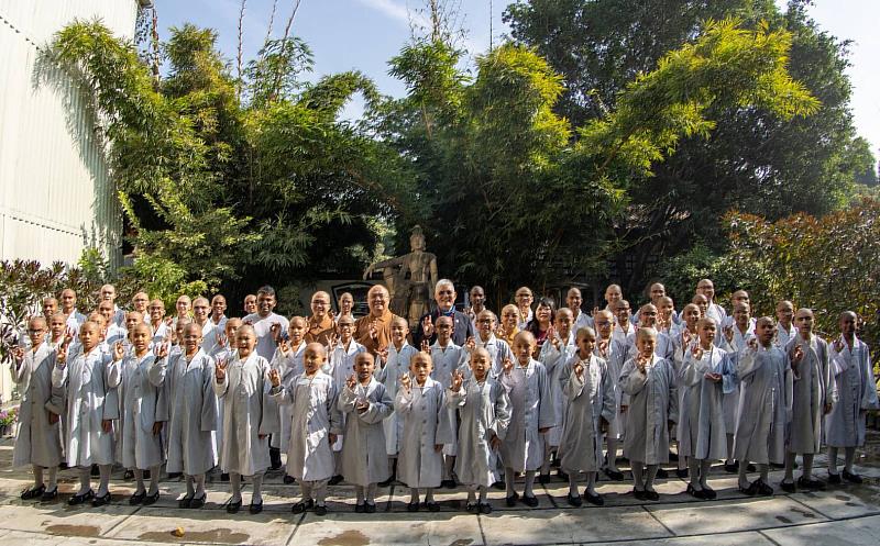 南華大學高俊雄校長率團訪印度沙彌學園，並合影留念。