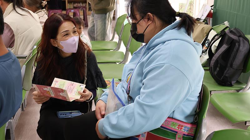 東華大學教潛系林意雪教授與母親宣導與父母一起分享展臂閱讀。