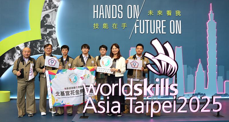 2025亞洲技能競賽圓滿落幕，北分署培訓選手得牌率百分百，右2為北分署沈文麗分署長，右1為青少年組網頁技術金牌高繼翊，右3為冷凍空調金牌陳建凱，右4為網頁技術銀牌林碩斌，左3為工業控制金牌林宥融，左1為南港高工王世超主任，左2為北科附工黃文林組長。