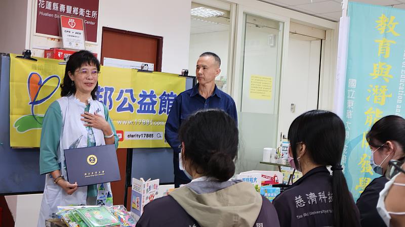 東華社會參與中心顧瑜君主任為智邦公益館致上謝意並致詞。