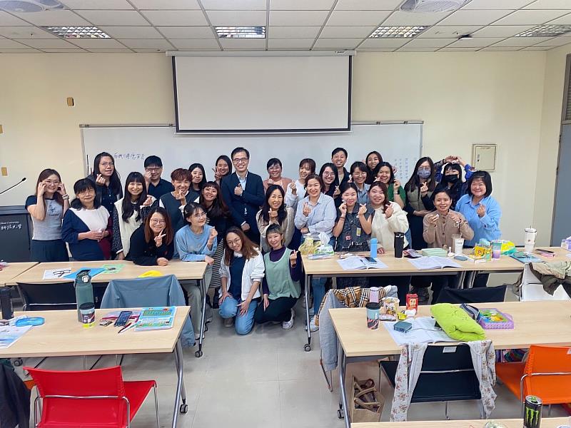 專班學員與課程授課講師蘇唯綸律師合影。