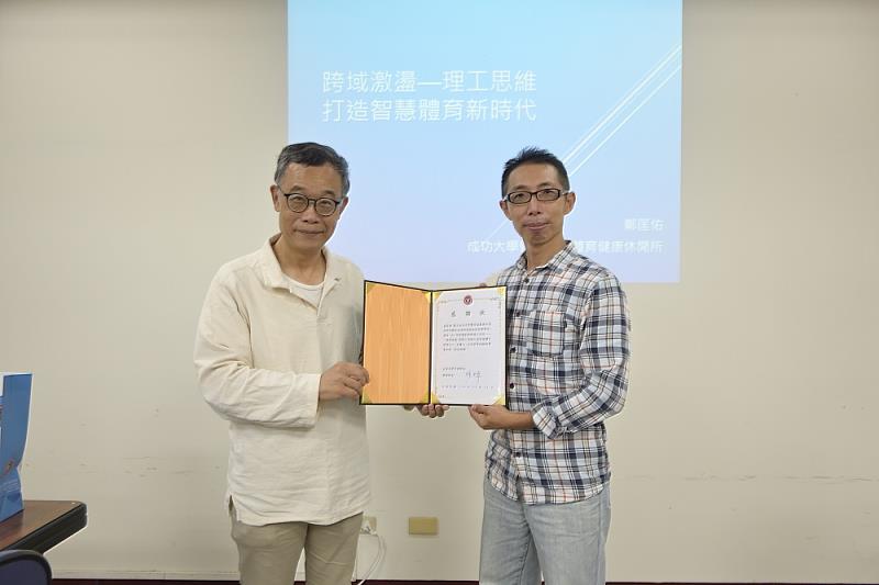 長榮大學管理學院經營管理碩博士班執行長徐文華老師（左）與鄭匡佑老師（右）合影。