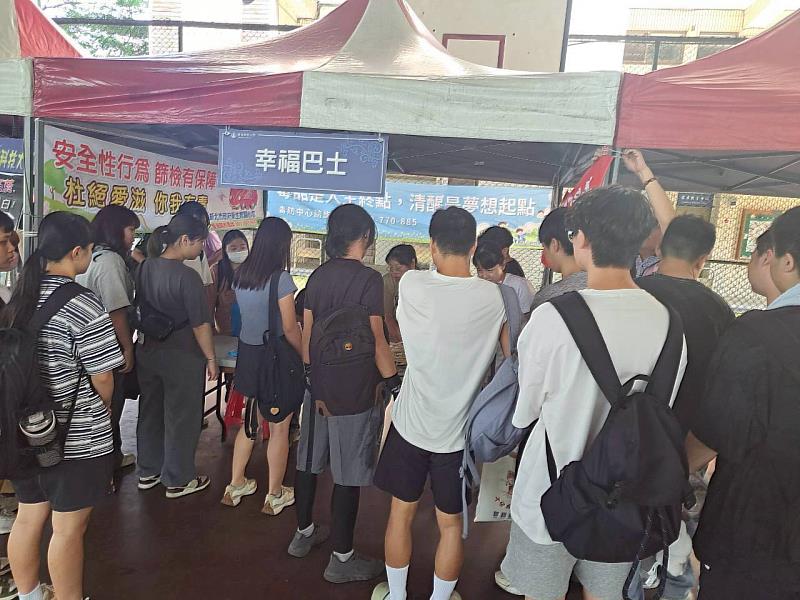 新北市政府衛生局至新北市各大專院校進行愛滋衛教及匿名篩檢活動。