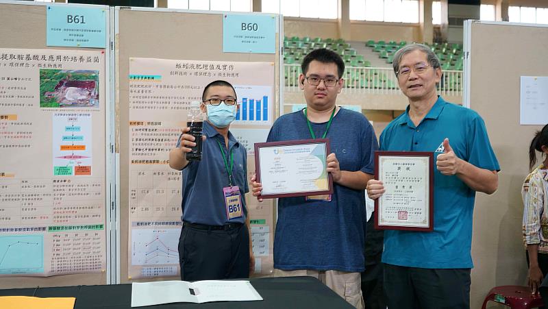 環工系蕭明謙副教授（右1）帶領學生參與萬潤2025創新創意競賽。