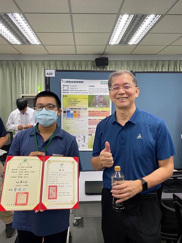 環工系蕭明謙副教授（右）帶領學生以「食品汙泥資源化技術與液態肥料商業化專案」榮獲雙福三創盃競賽第2名。