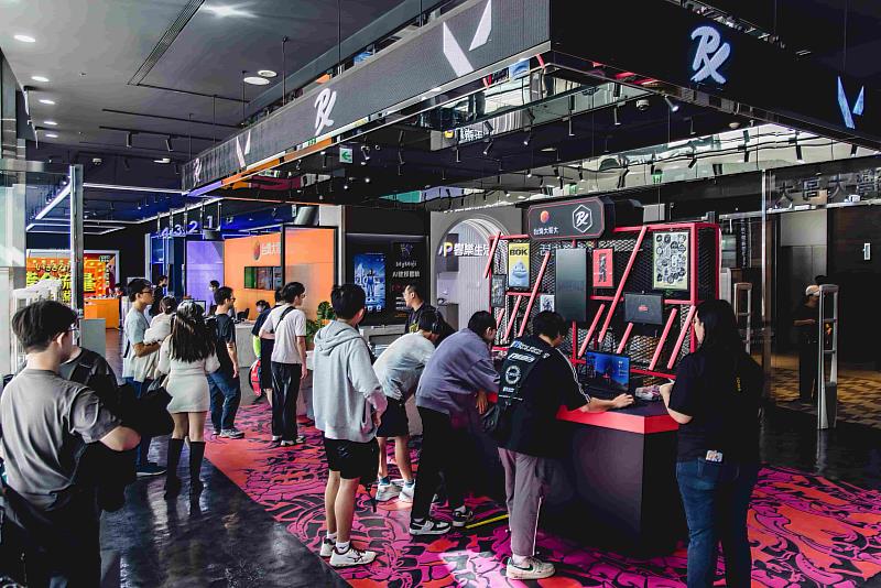 台灣大哥大攜手Riot Games，即日起至12月22日，將台北文創旗艦門市打造為《特戰英豪》VCT多倫多大師賽暨太平洋聯賽第二階段冠軍戰隊「Paper Rex」主題店。