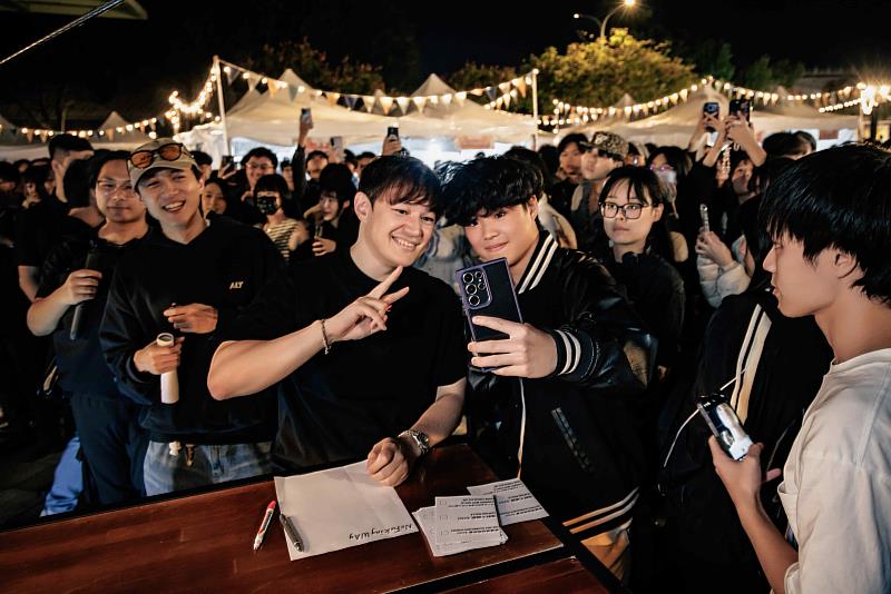 於「店長出勤！PRX接管開張！」活動中，成員化身一日店長與粉絲近距離互動，現場排隊隊伍綿延不絕，多款限量周邊商品更在2小時內完售。