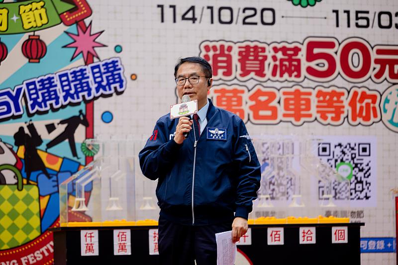 臺南市長黃偉哲宣布12月開始加碼的週週抽活動。
