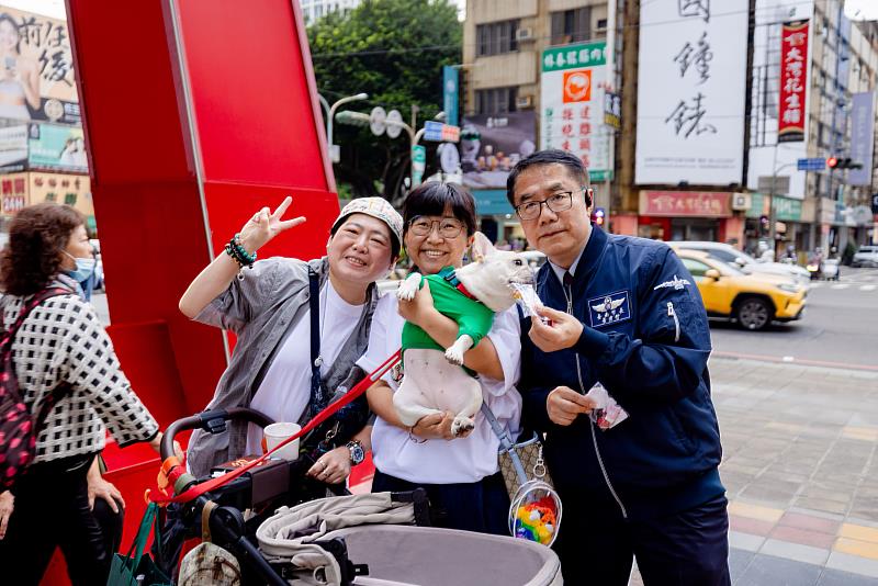 市長黃偉哲現場發放小禮物。