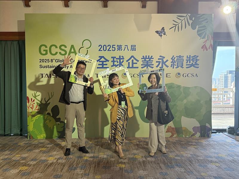 Deputy Secretary General Hsieh Pei-fen of the TaiwanICDF with colleagues