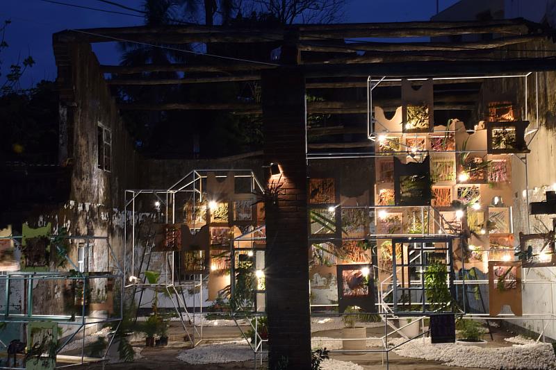 空設系以龍崎老街為發想創作地景藝術作品《地空膠囊》,榮獲紅點設計概念獎。