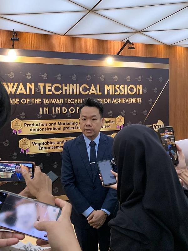 Leader of the Taiwan Technical Mission in Indonesia, Dennis Kao Hsiang-tai, being interviewed by local media