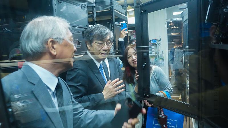 日本目白大學代表團參訪世新專業器材室。（世新大學提供）