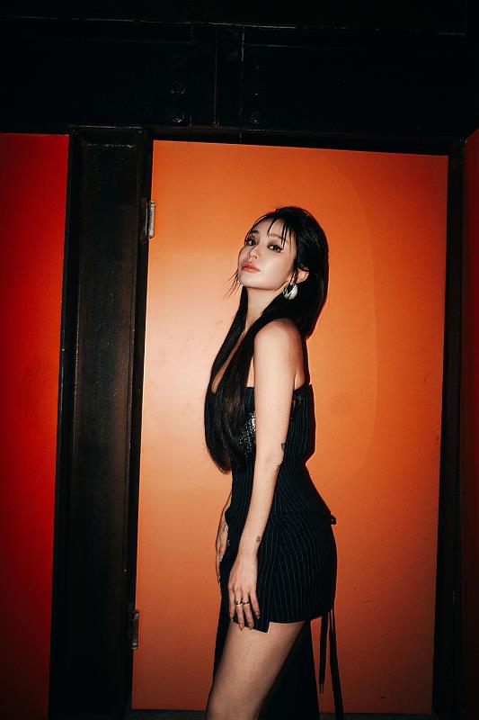 Kimberly陳芳語首支客語創作單曲〈擁抱自己Hold on till the end〉