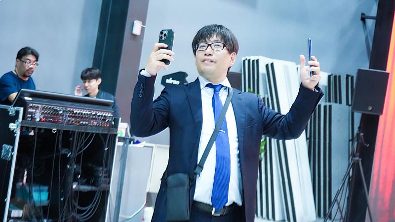 目白大學中文系主任氷野善寛對於世新大學的設備資源大為驚豔。（世新大學提供）