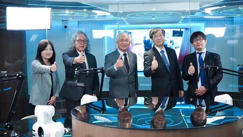 日本目白大學代表團參訪世新圓桌影音播客直播間。（世新大學提供）